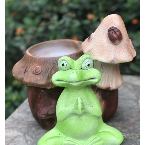 FROG WITH MUSHROOM