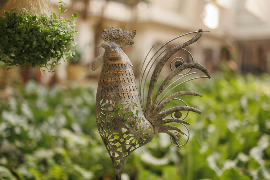 METAL HEN DIGGER FOR GARDEN DECOR